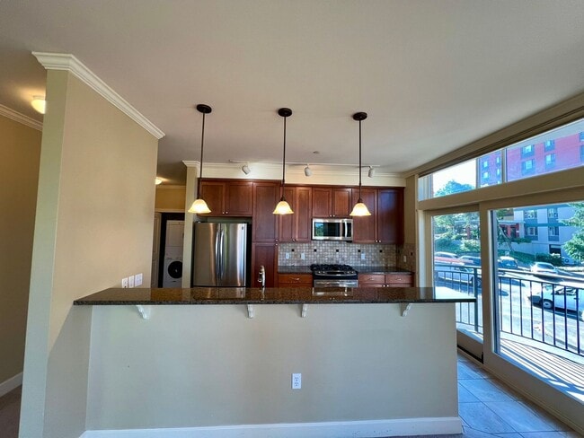 Building Photo - Spacious 2 Bedroom Condo in Fairhaven!