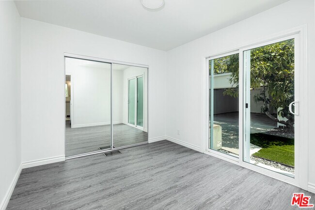 Building Photo - 8718 Rosewood Ave