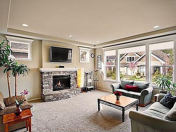 Living room with lots of natural light - 3475 NE Meadow Way