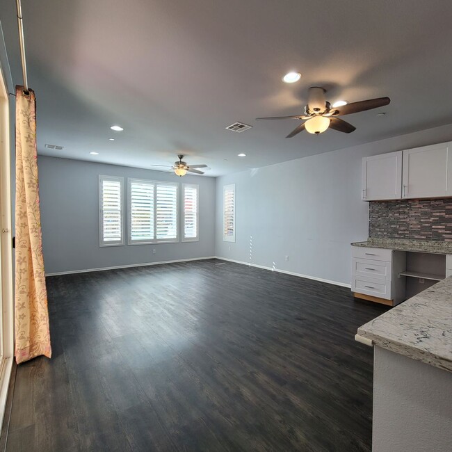 Building Photo - E. Ventura Newer Construction 3+2.5 bath H...