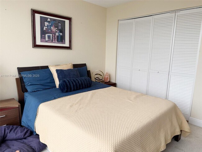 Building Photo - 800 Parkview Dr