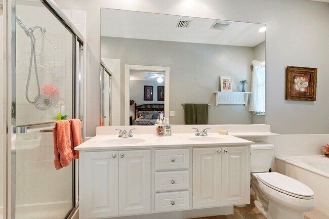 Building Photo - Beautiful FURNISHED 3/3 Cayman town home available now!