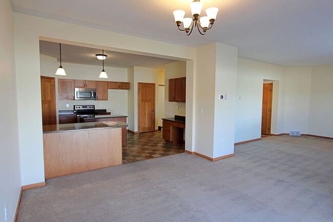 Building Photo - 3 Bedroom Townhome