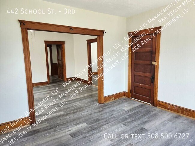 Building Photo - 442 School St