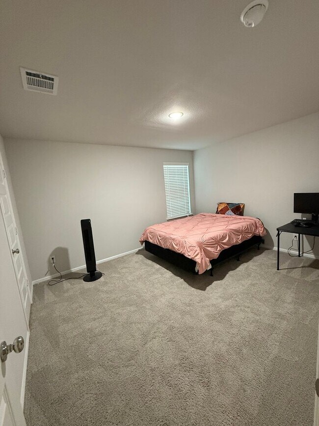 Building Photo - Spacious 5BR House in Pilot Point