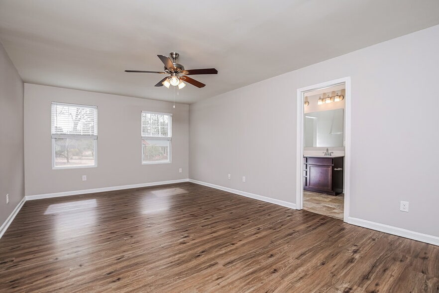 Building Photo - 559 Green Willow Cir