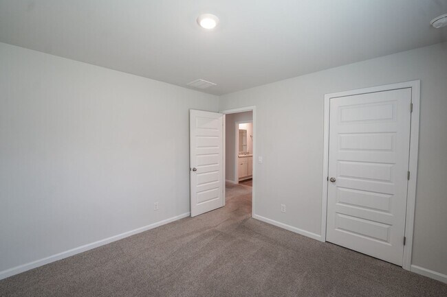 Building Photo - AVAILABLE NOW!