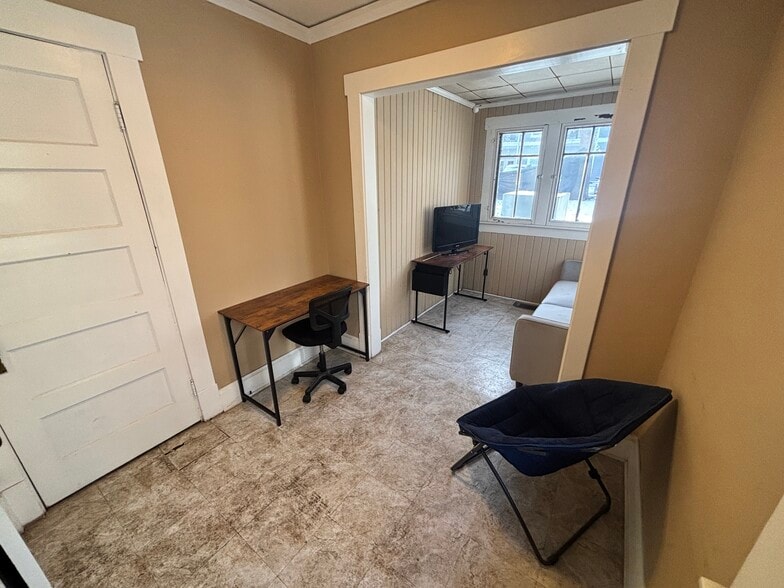 Building Photo - 405 N Salisbury St