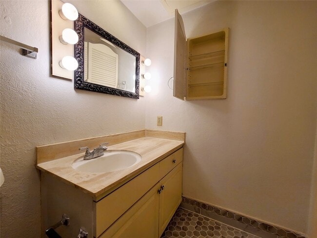 Building Photo - 10248 Regal Oaks Dr