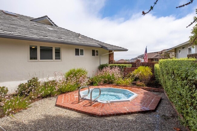 Building Photo - 1394 Manzanita Dr