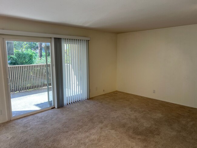 Building Photo - Villa La Jolla