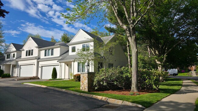 Building Photo - 900 W Roxbury Pkwy
