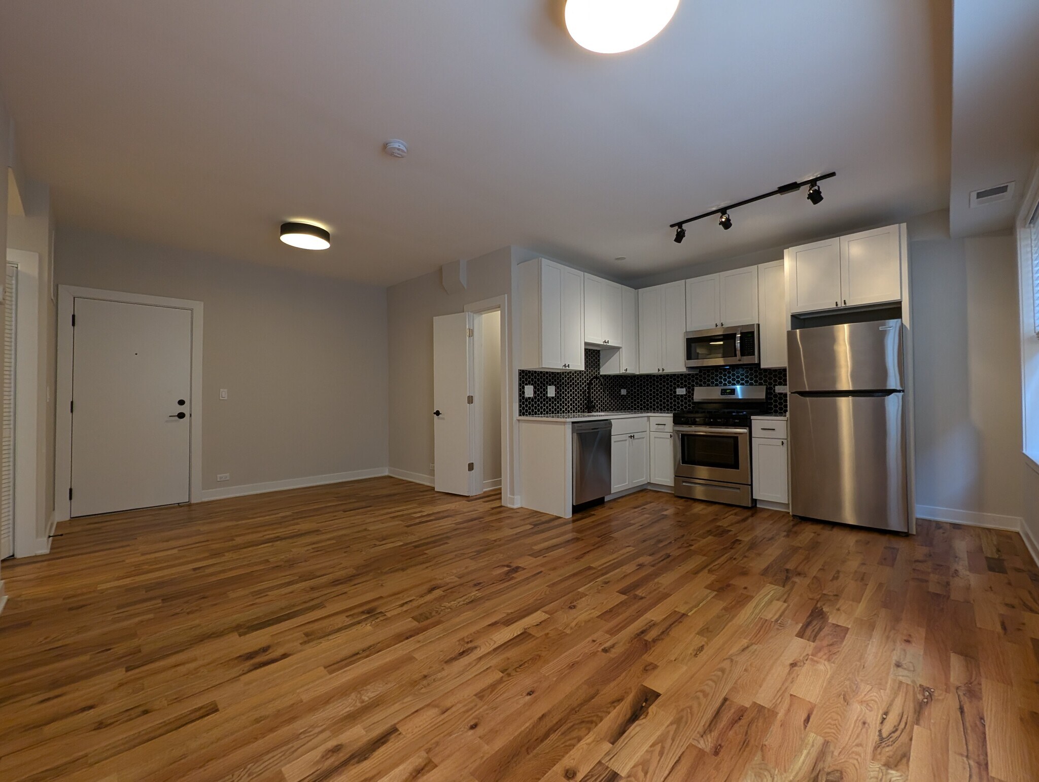 Building Photo - 650 W Wrightwood Ave