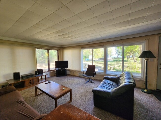 Building Photo - Furnished Cottage - short term through May...
