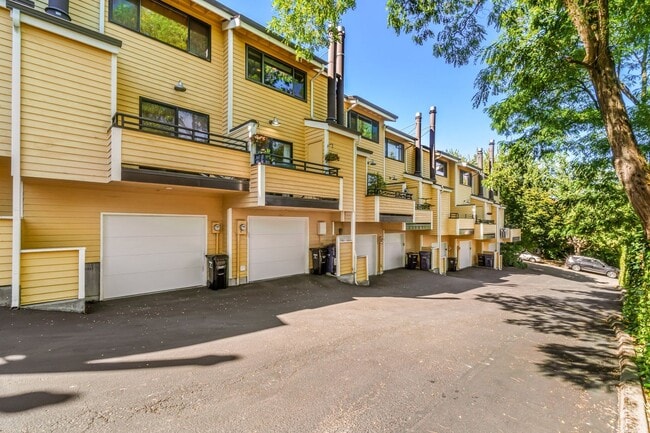 Building Photo - 2+ Bed 2.5 Bath East Madison Townhouse