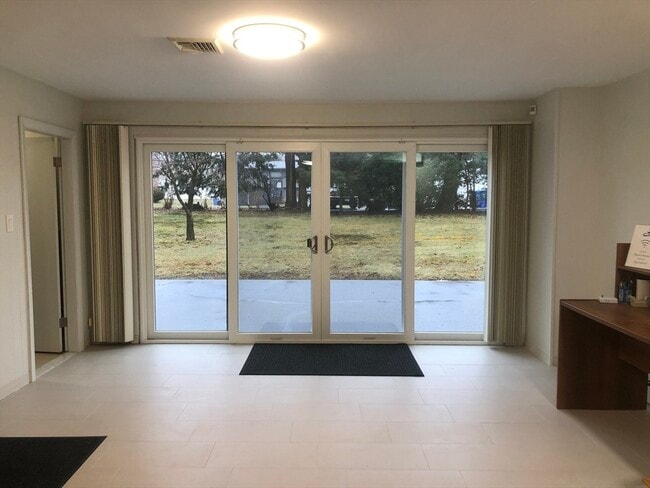 Building Photo - 15 Sycamore Rd