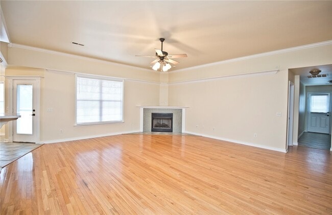 Building Photo - 402 NE Shasta Ct