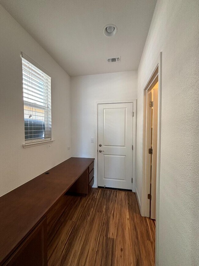 Building Photo - 402 Crimson Cir