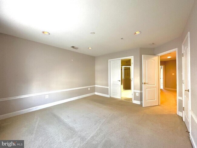 Building Photo - 11837 Regents Park Dr