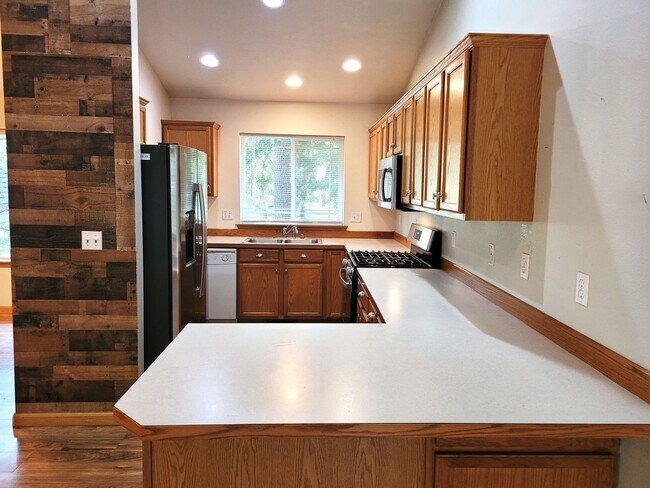 Building Photo - Spacious 3 Bedroom Home with Garage