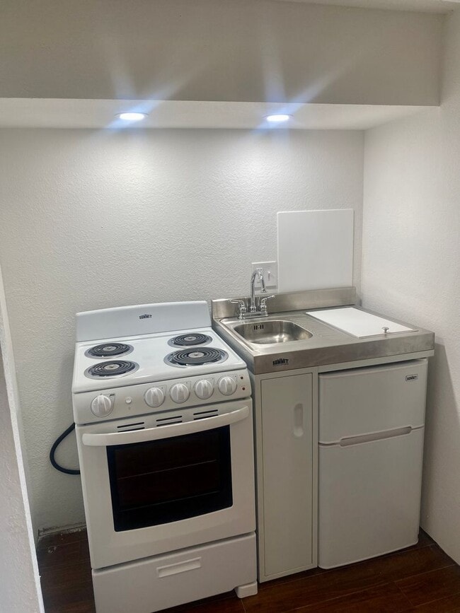 Building Photo - ALL UTILITIES INCLUDED - 3 bed duplex
