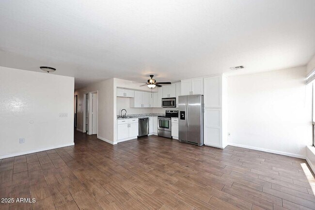 Building Photo - 532 W 9th St