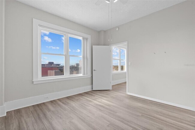 Building Photo - 411 1st Ave N