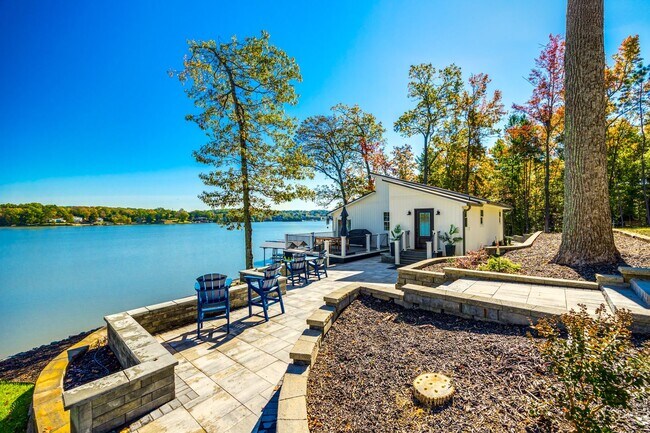 Building Photo - Beautiful Short term 2 bedroom 2 bath full...
