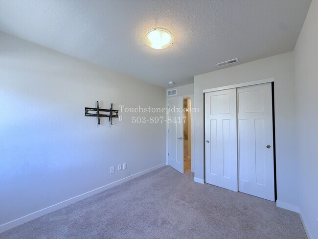 Building Photo - RECEIVE $500 OFF! READY NOW! CALL TODAY! Modern Hillsboro Townhome with AC, Electric Fireplace, a...