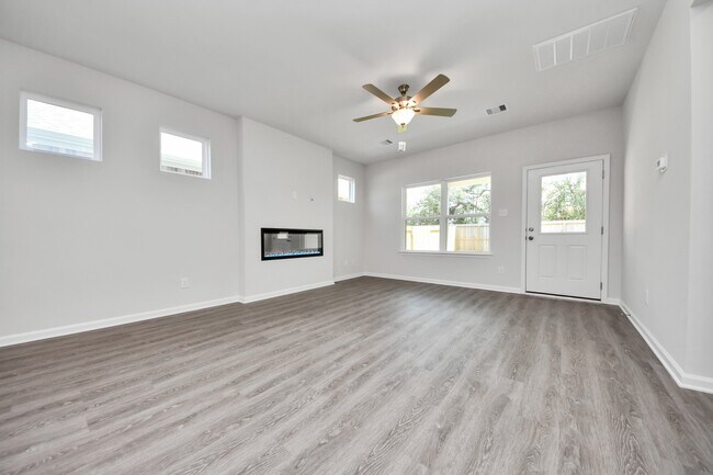 Building Photo - 15523 Foresail Ln