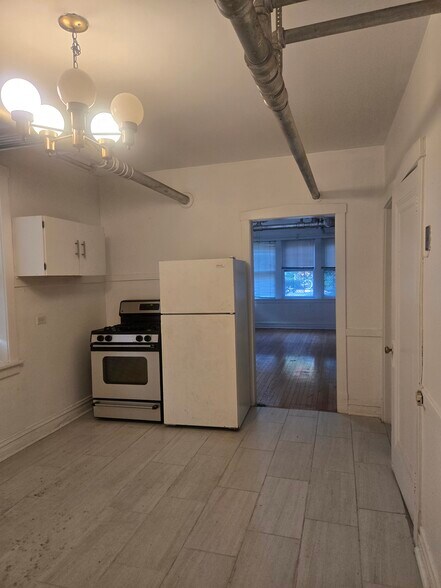Building Photo - 858 N Hoyne Ave