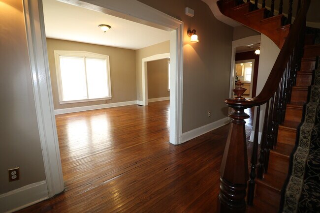 Building Photo - 1319 E 12th St