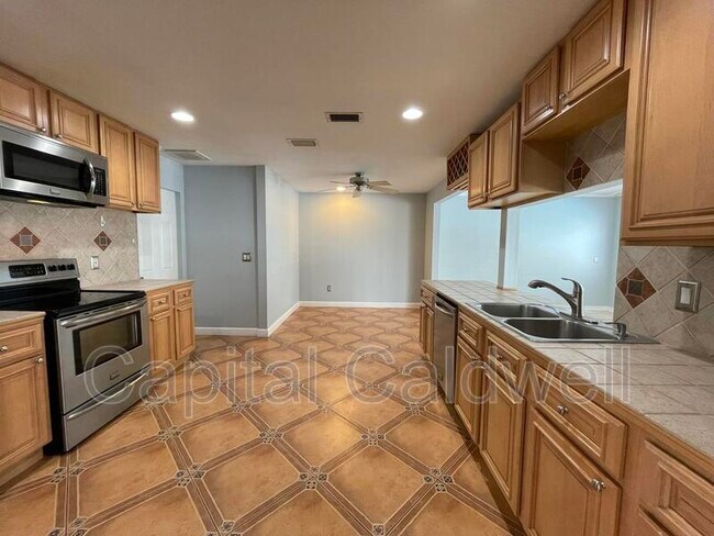 Building Photo - 12813 Starling Dr