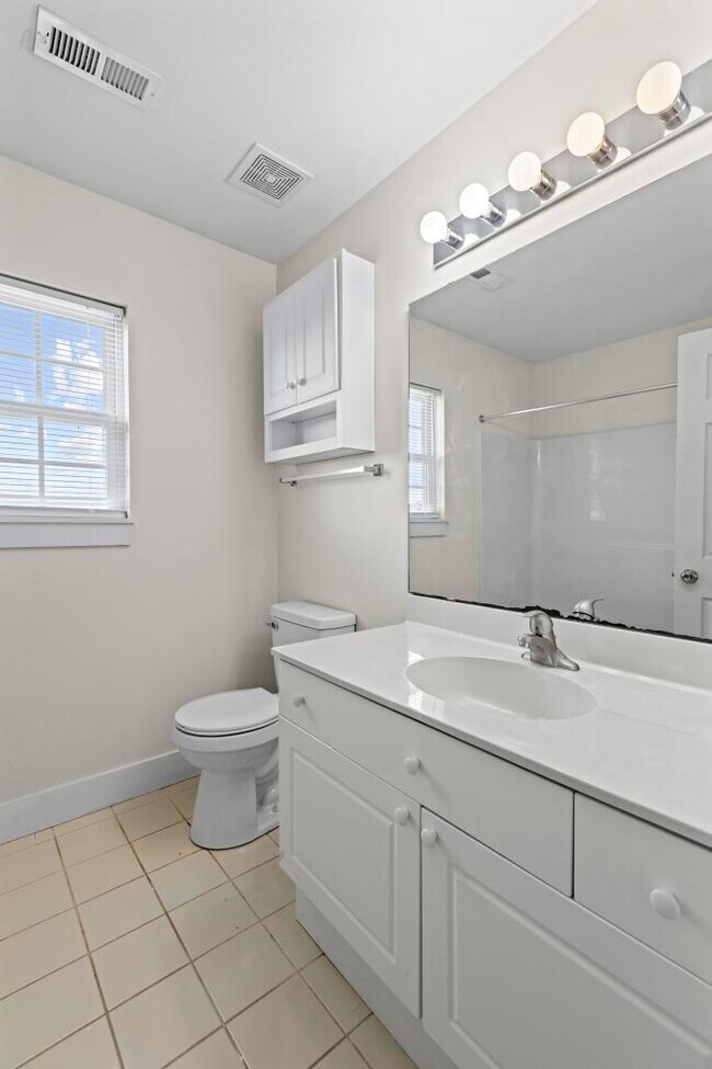 Building Photo - 220 Twin Oaks Dr