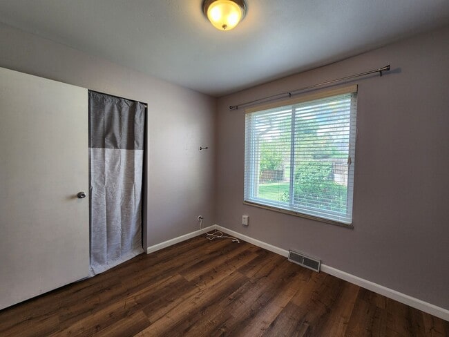 Building Photo - Updated 3 Bedroom Townhome in Great Area!