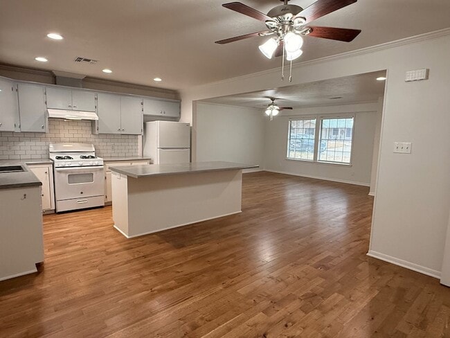 Building Photo - 204 Meadow Ln