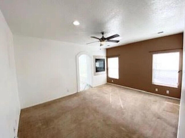 Building Photo - 7176 Husky Dr NE