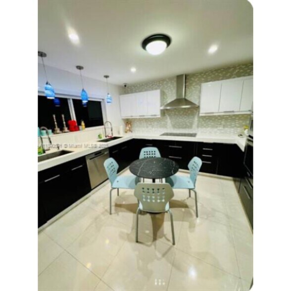 Building Photo - 9240 Byron Ave