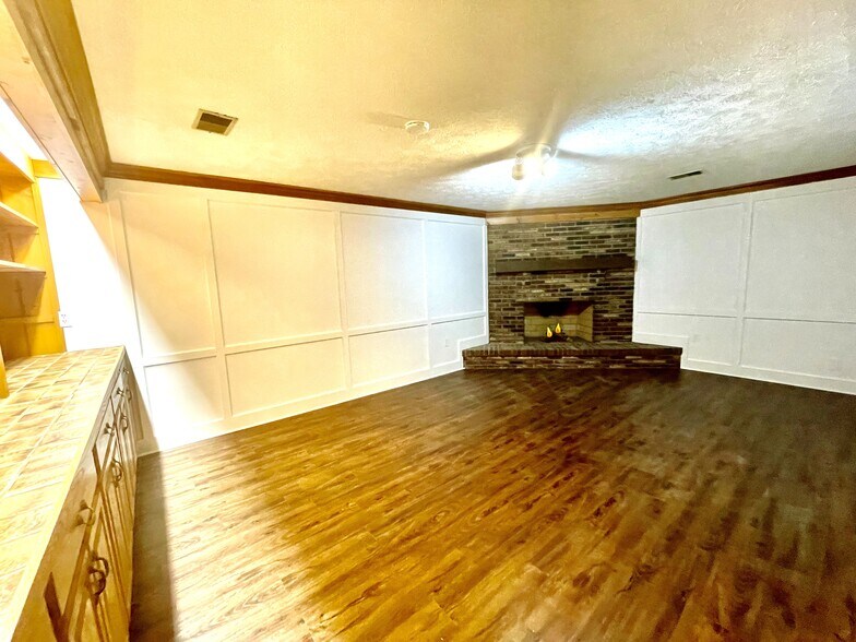 Building Photo - 1010 River Oaks Dr
