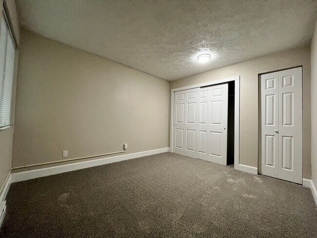 Building Photo - Contemporary 2 Bedroom / 1 Bath in Charmin...