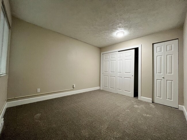 Building Photo - Contemporary 2 Bedroom / 1 Bath in Charming Cliff-Cannon Suburb