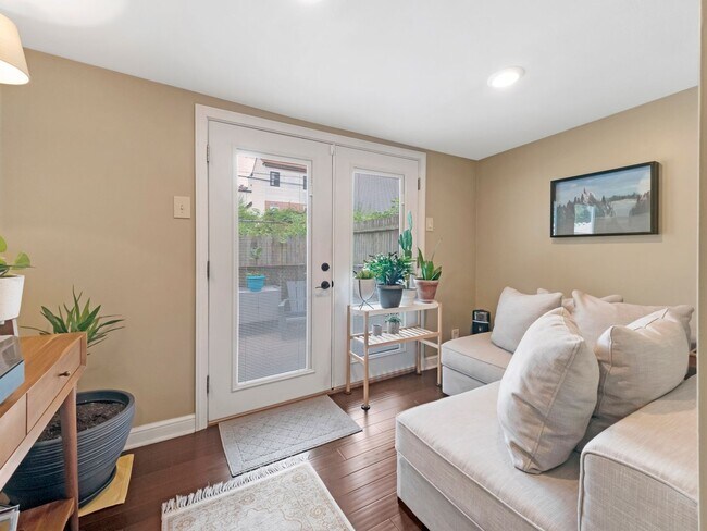 Building Photo - Luxury Updated Row Home | 1 Block from Butler Street