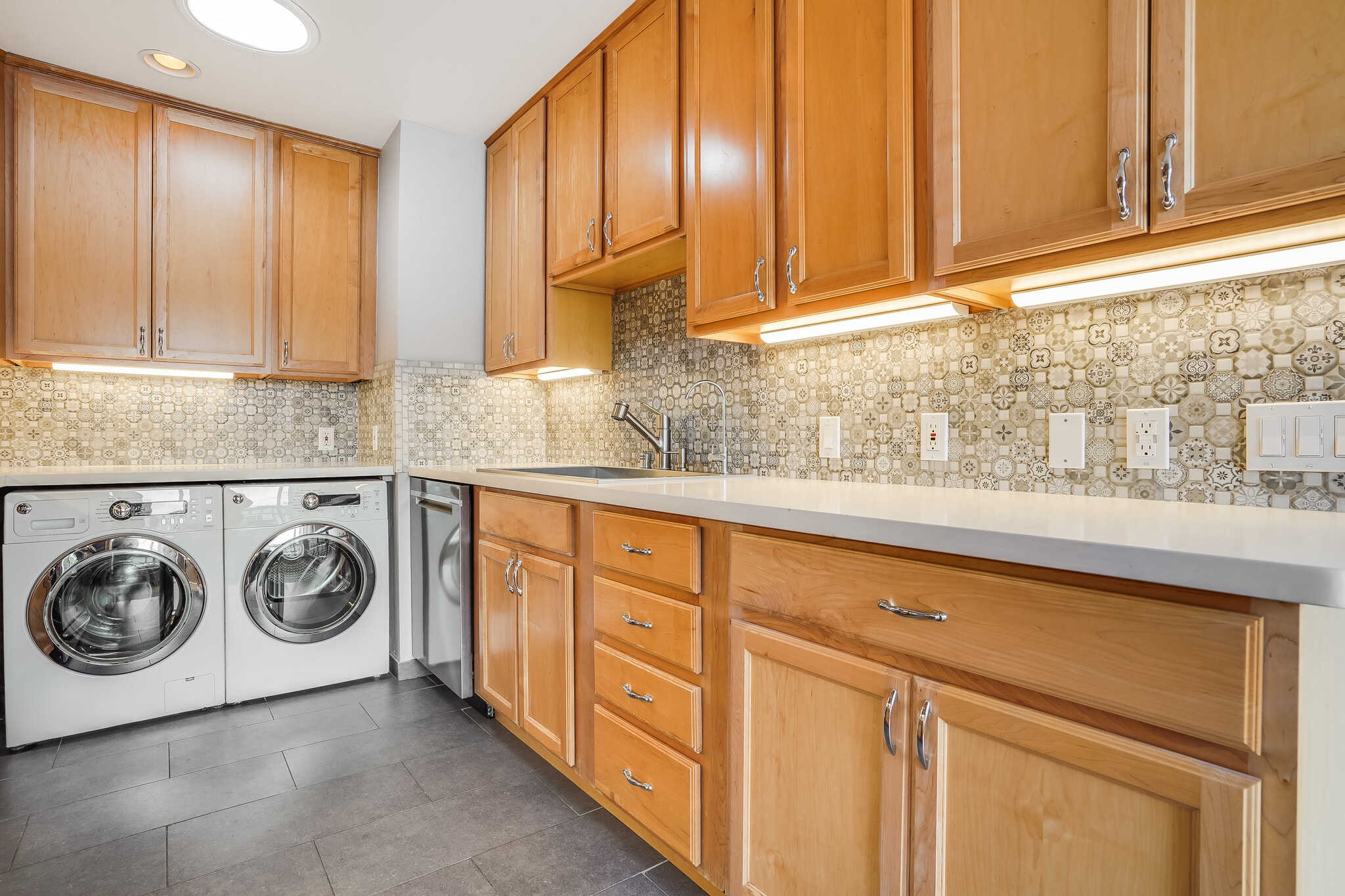 Kitchen - Cabinets & Counter - 1193 Laurel St