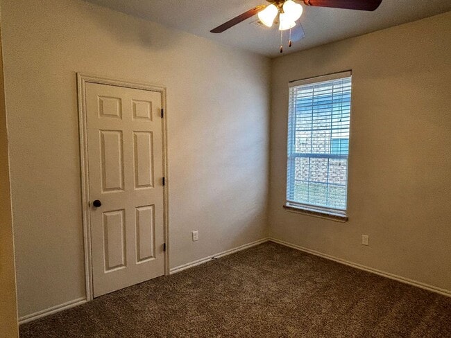 Building Photo - 3br 2ba duplex with 2 car garage!!