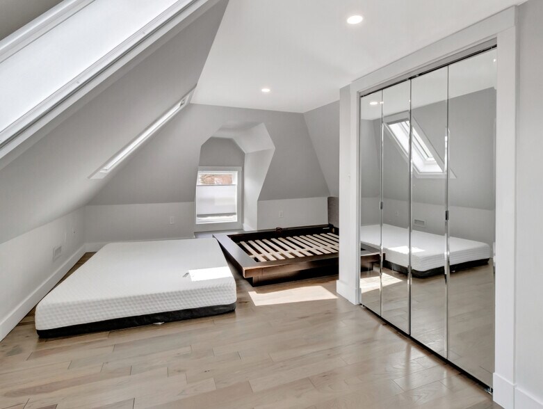 Building Photo - 10 Oak St