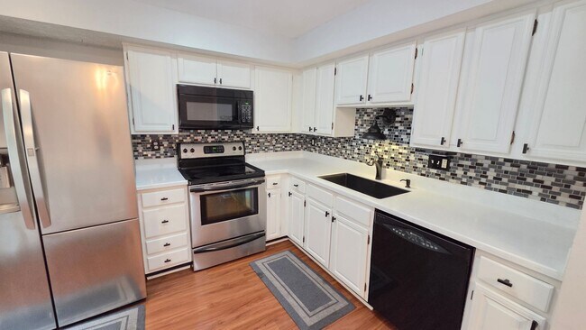 Building Photo - Beautiful Newington Forest Townhome