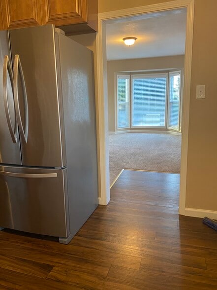 Building Photo - 915 N Los Robles Ave