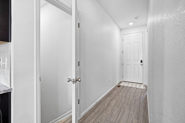 Building Photo - Modern Home in Brighton!