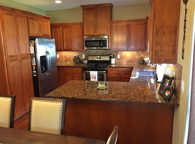 Building Photo - Beautiful Spacious 3 Bedroom/2.0 Bathroom ...