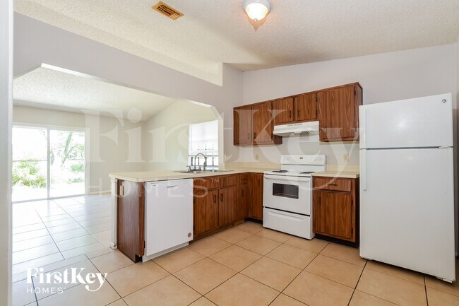 Building Photo - 121 Summerset Dr